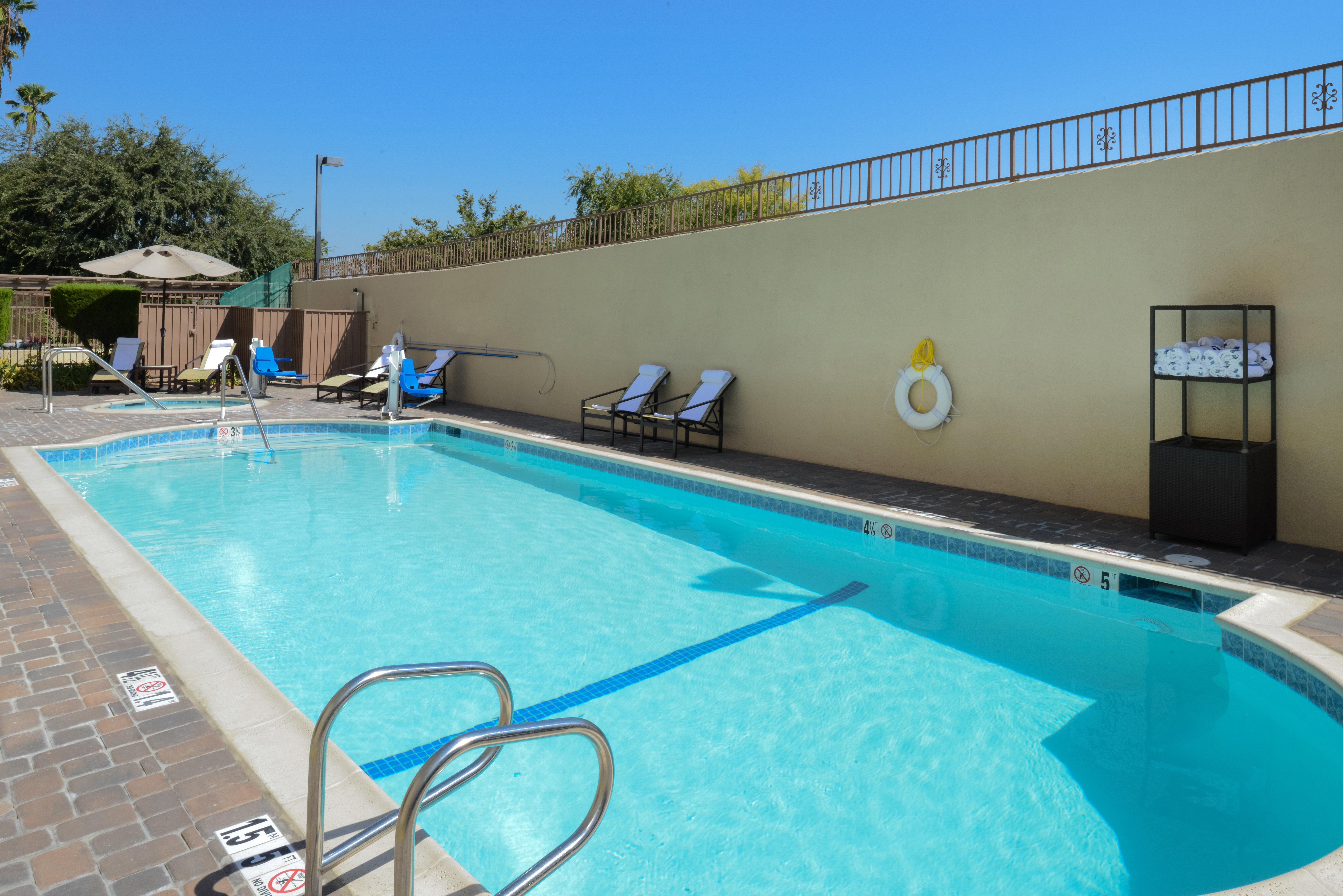 Holiday Inn Express & Suites Pasadena - Los Angeles By Ihg Екстер'єр фото