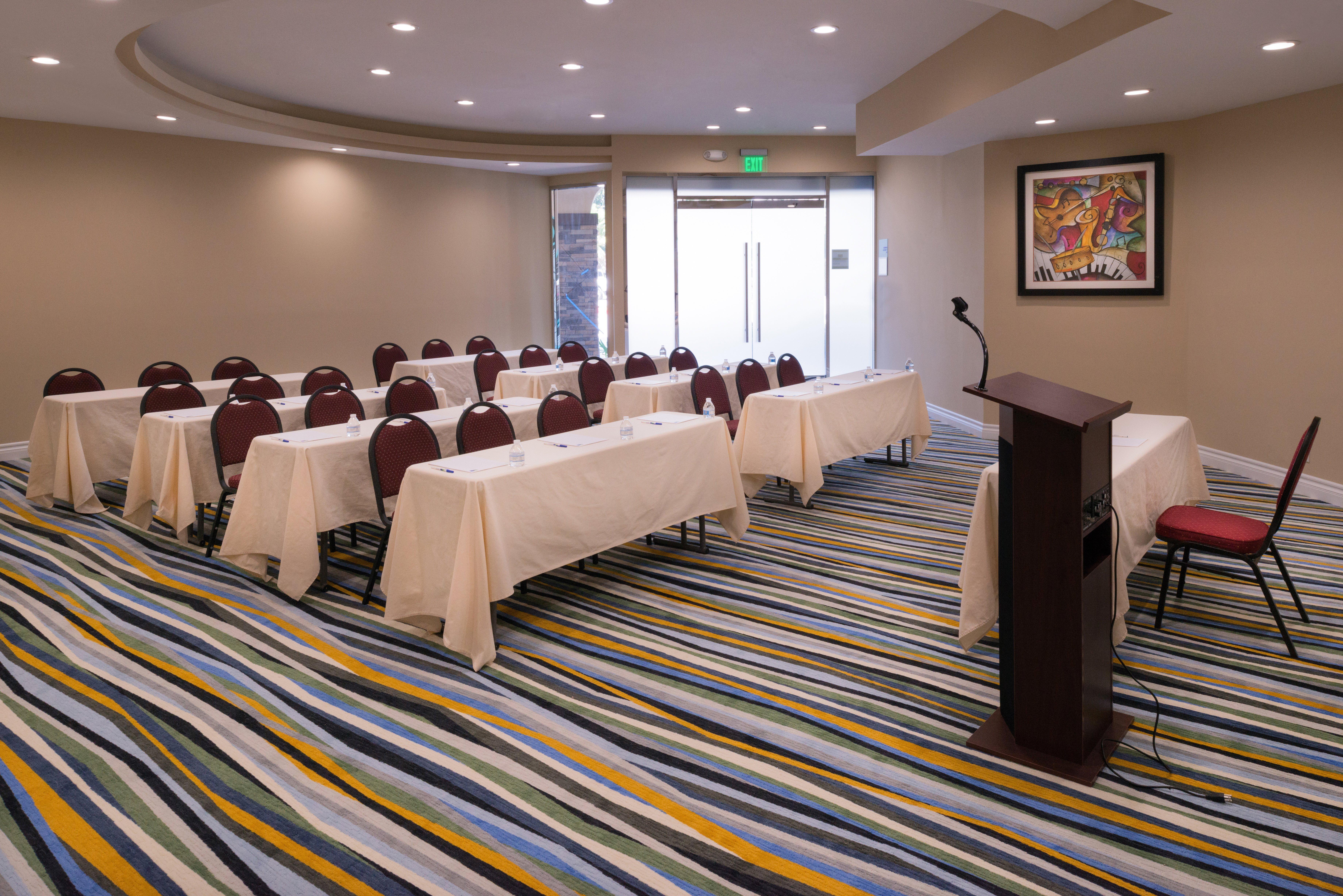 Holiday Inn Express & Suites Pasadena - Los Angeles By Ihg Екстер'єр фото