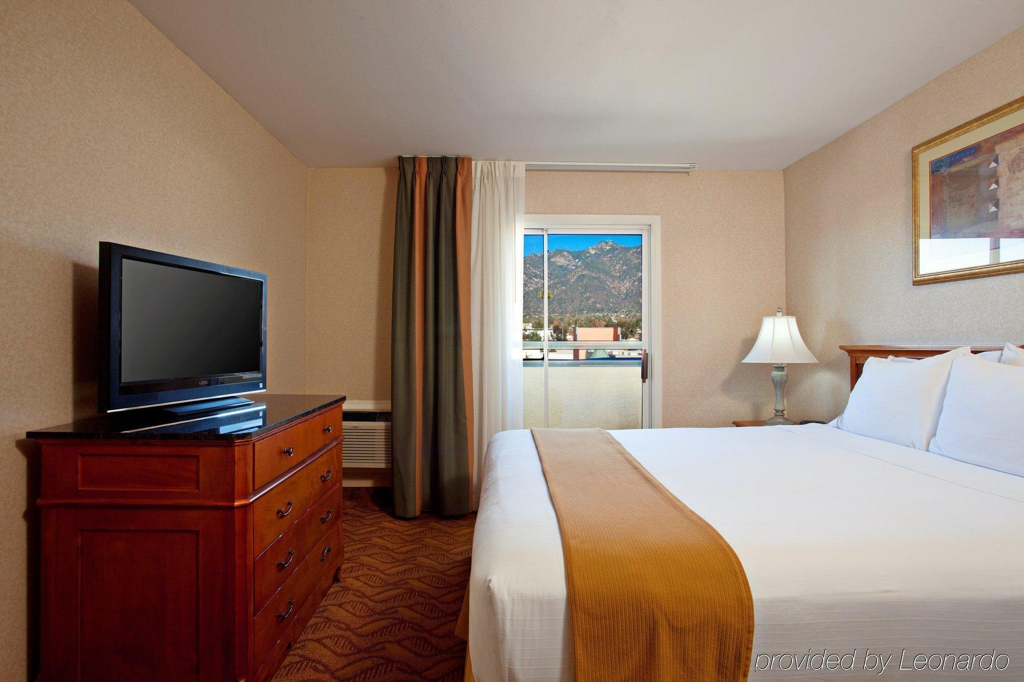 Holiday Inn Express & Suites Pasadena - Los Angeles By Ihg Номер фото